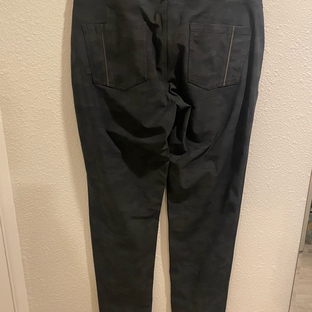 Lululemon - Women’s grey/black camo pants - Size 10